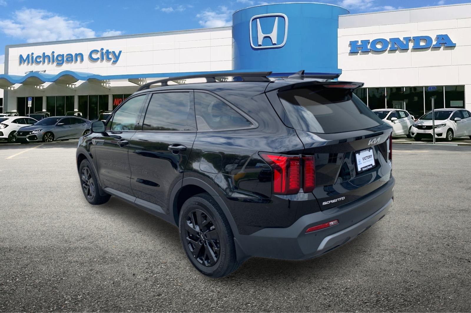 Used 2023 Black Kia X-Line S image 3