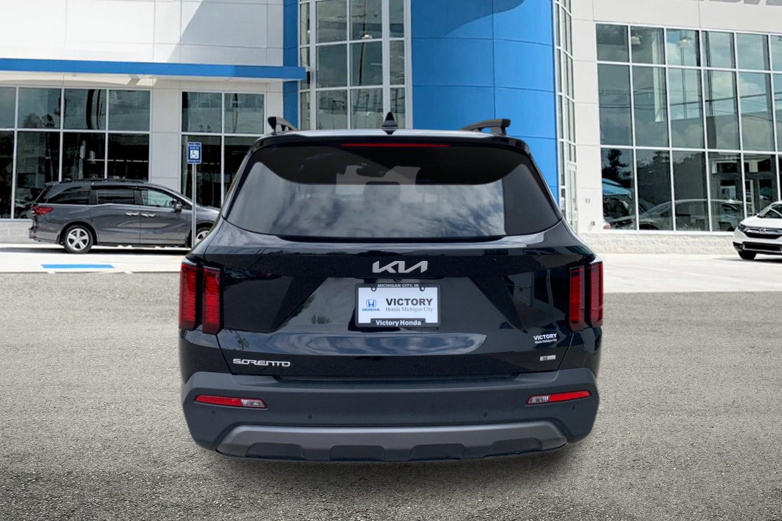 Used 2023 Black Kia X-Line S image 4