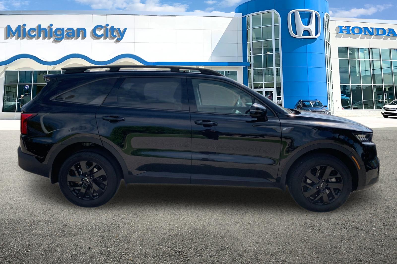 Used 2023 Black Kia X-Line S image 6