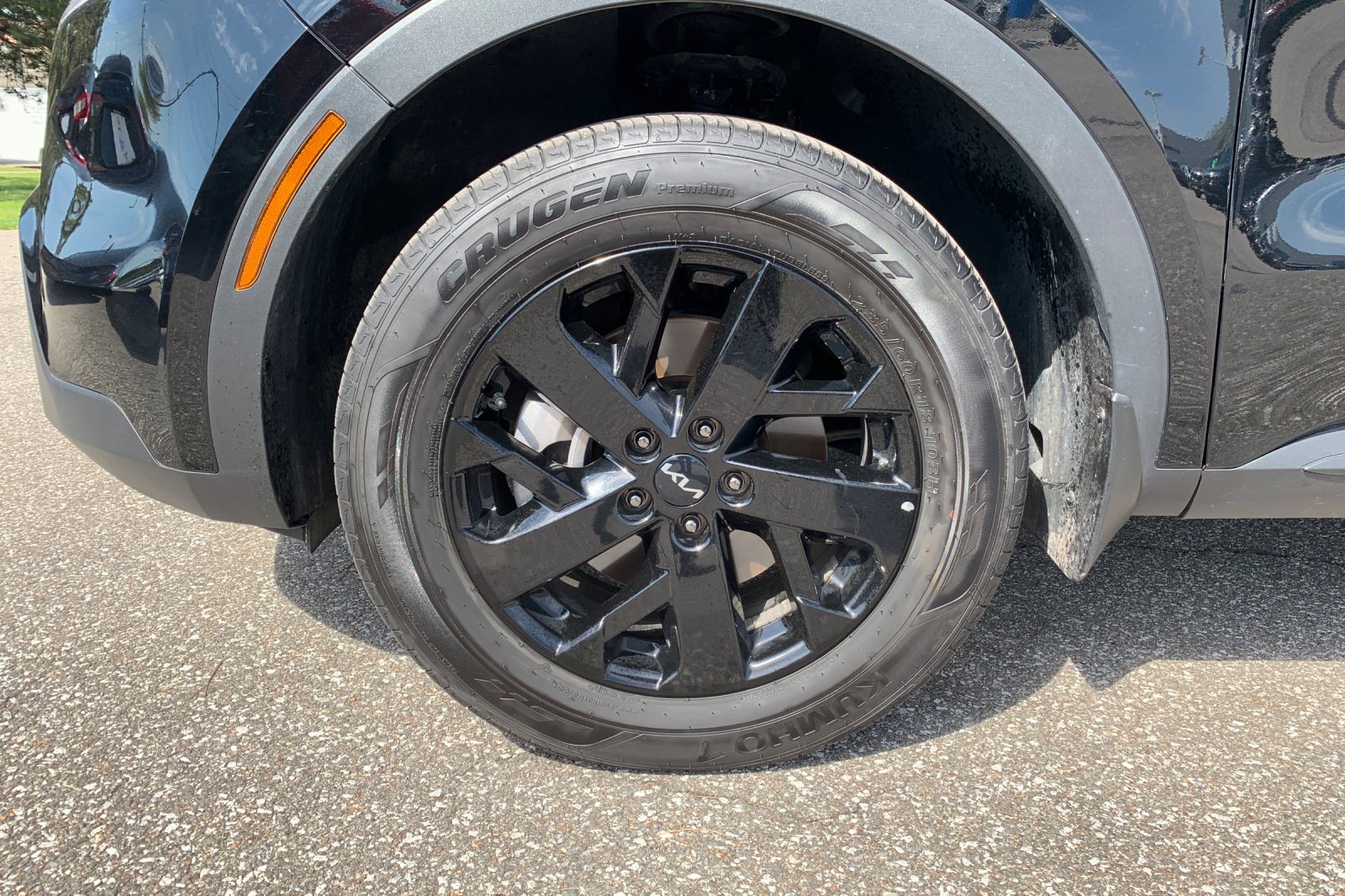 Used 2023 Black Kia X-Line S image 35