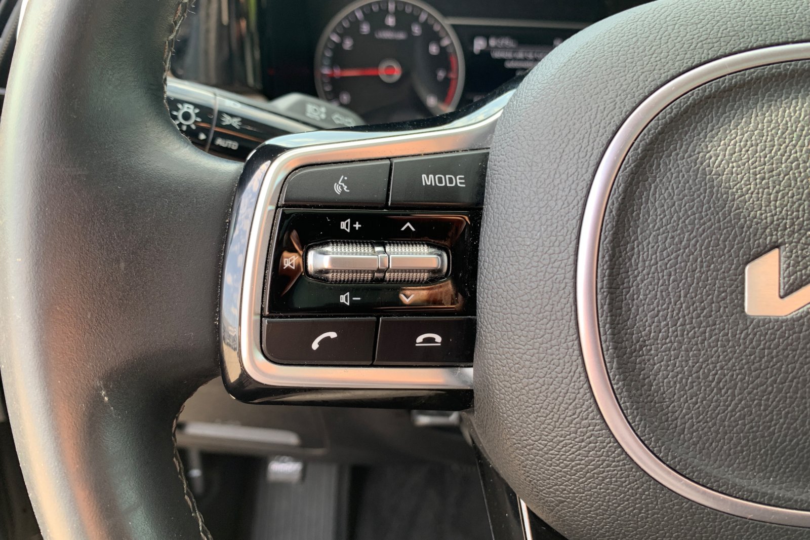 Used 2023 Black Kia X-Line S image 30