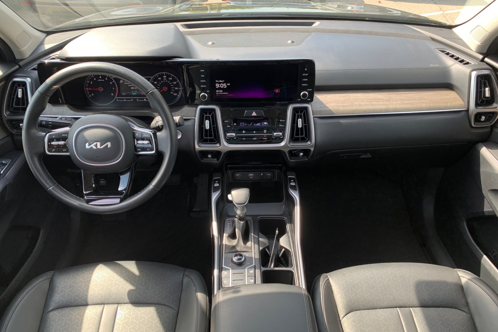 Used 2023 Black Kia X-Line S image 16