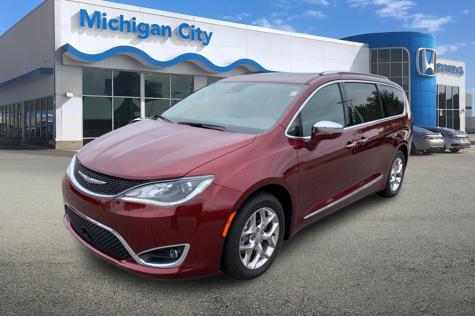 2017 Chrysler Pacifica Limited's photo