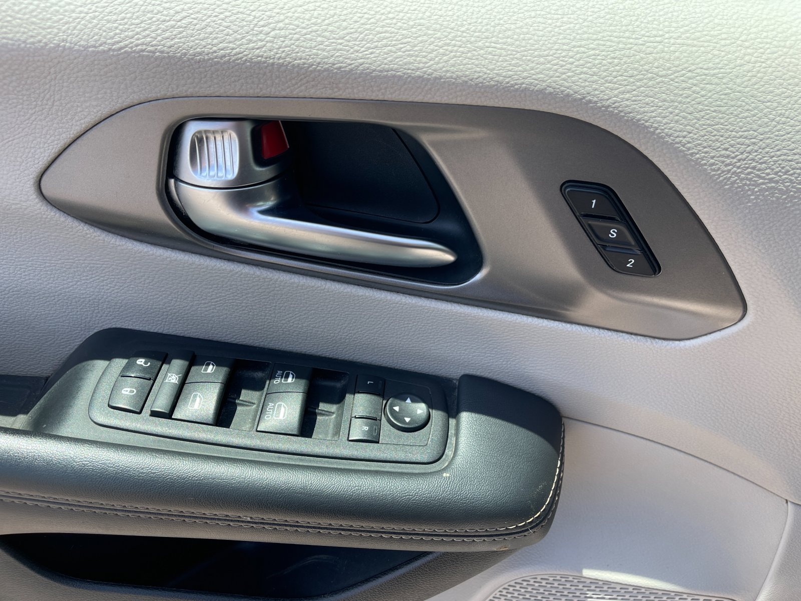Used 2023 White Chrysler Touring L image 13