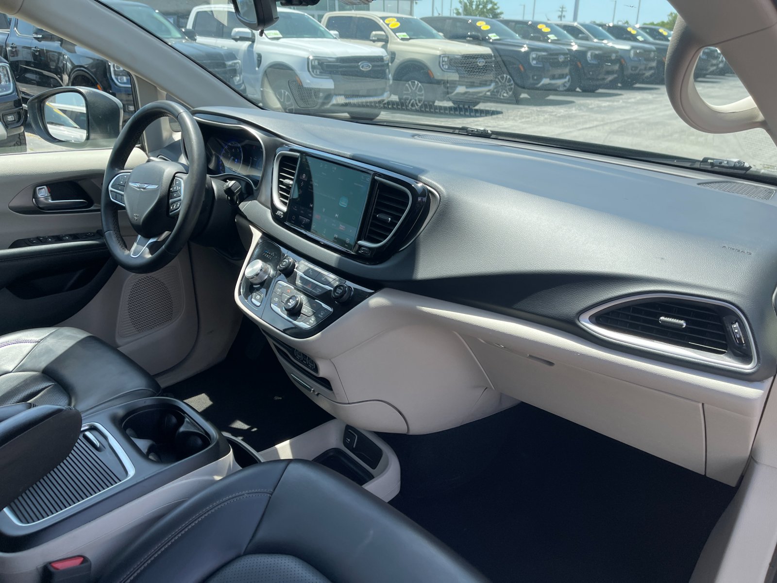 Used 2023 White Chrysler Touring L image 19