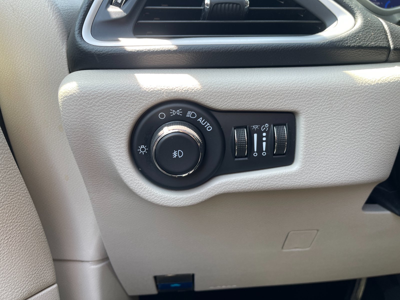 Used 2023 White Chrysler Touring L image 31