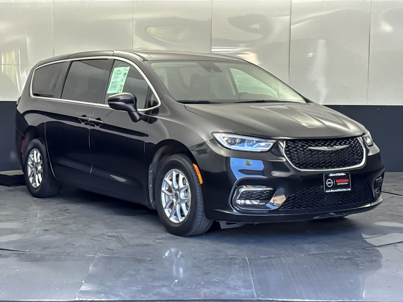 2023 Chrysler Pacifica Touring L's photo