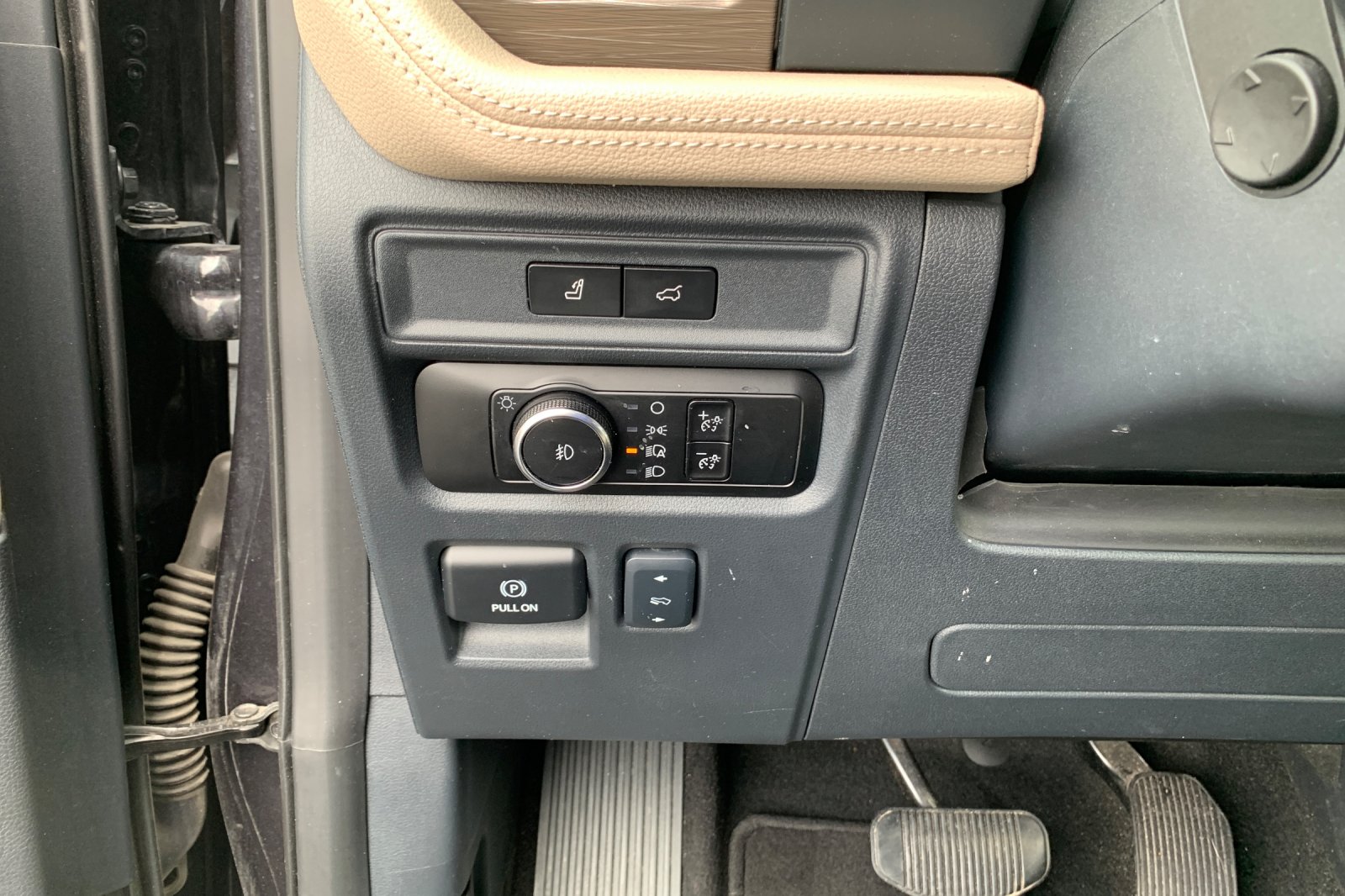 Used 2024 Gray Ford Limited image 36