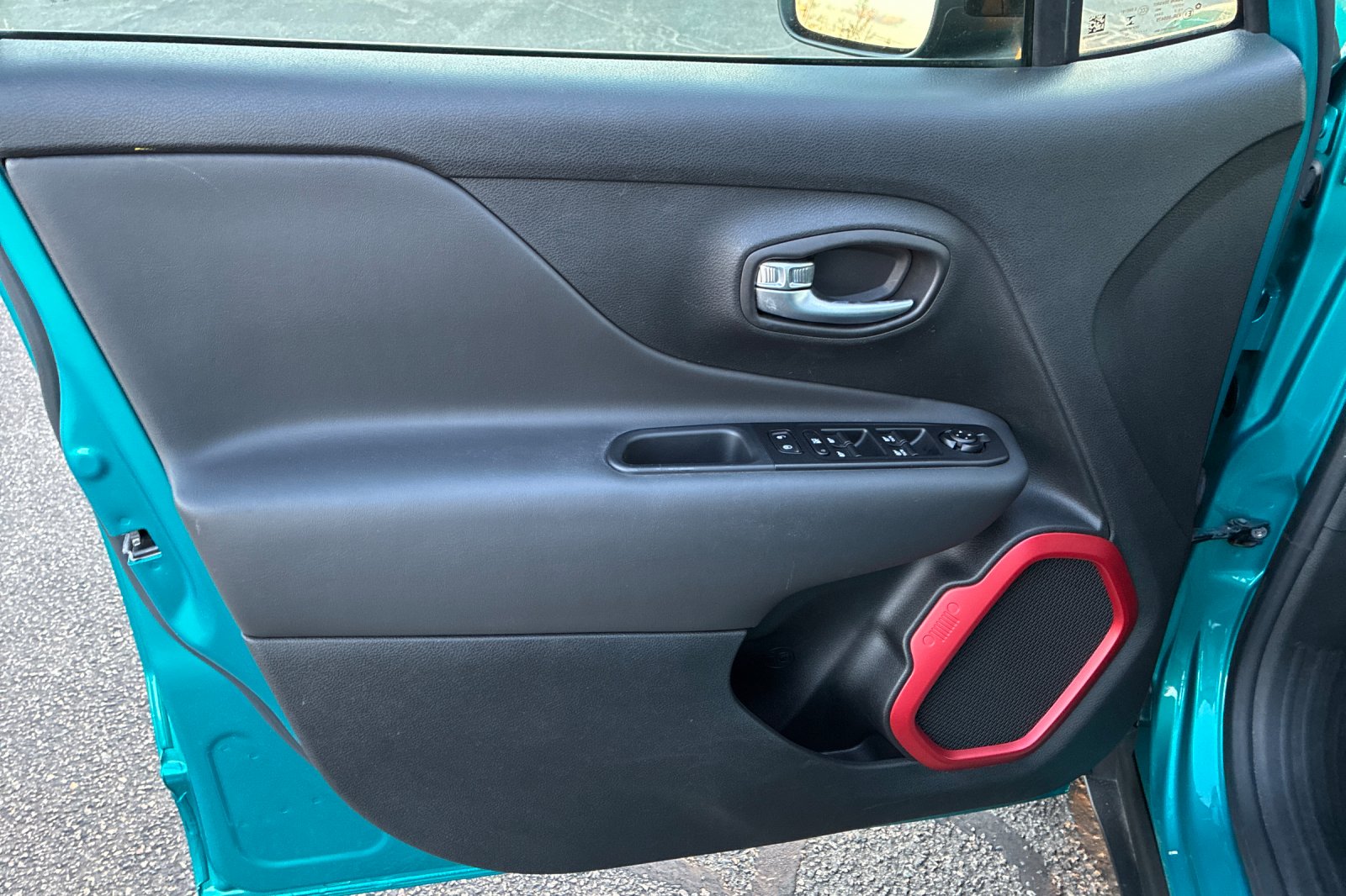 Used 2022 Bikini Metallic Clearcoat Jeep Trailhawk image 11