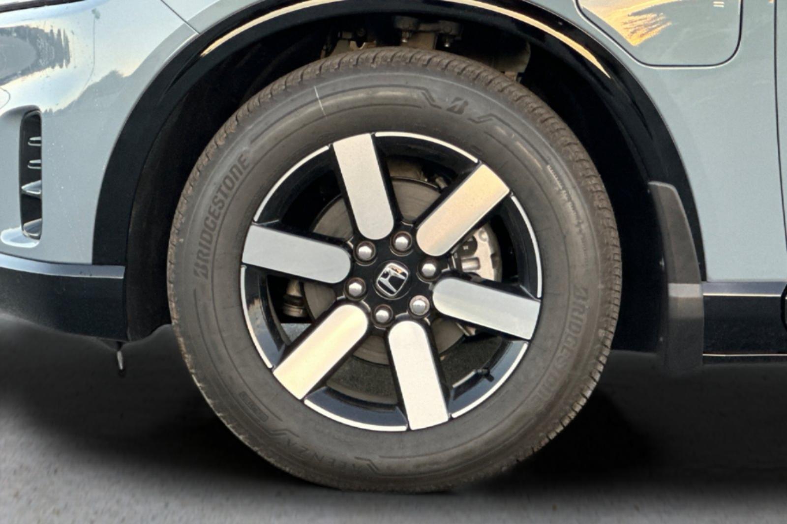 New 2026 Sonic Gray Pearl Honda Touring image 33