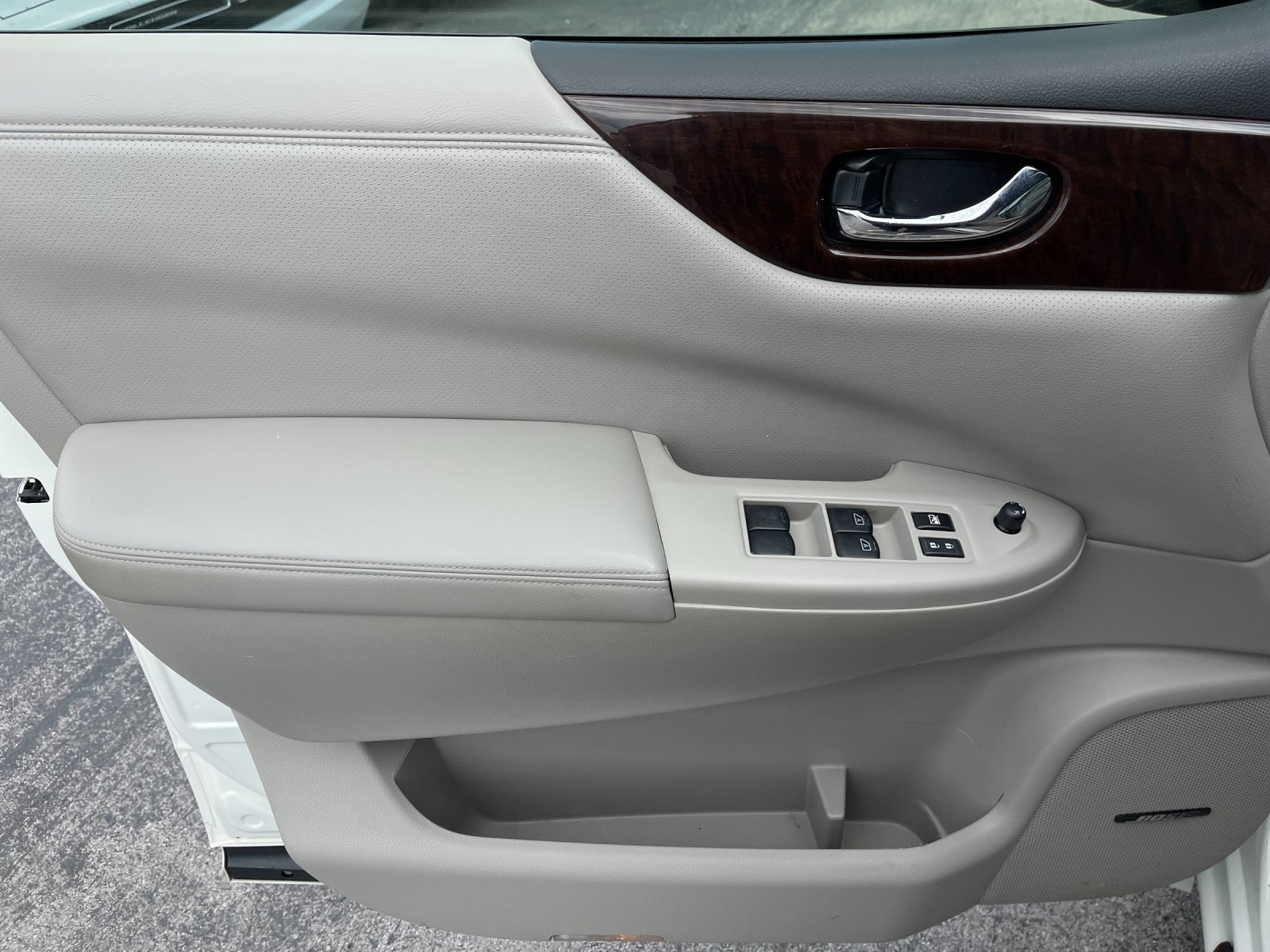 Used 2014 White Nissan 3.5 SL image 12