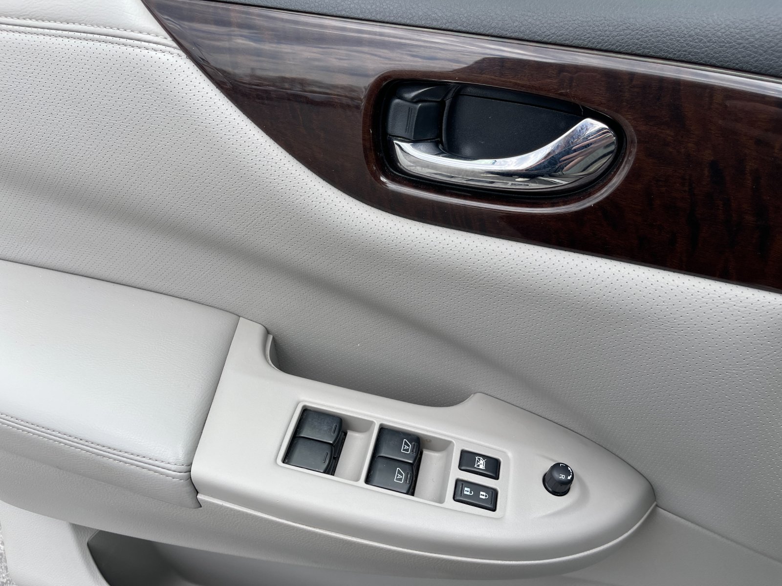 Used 2014 White Nissan 3.5 SL image 13