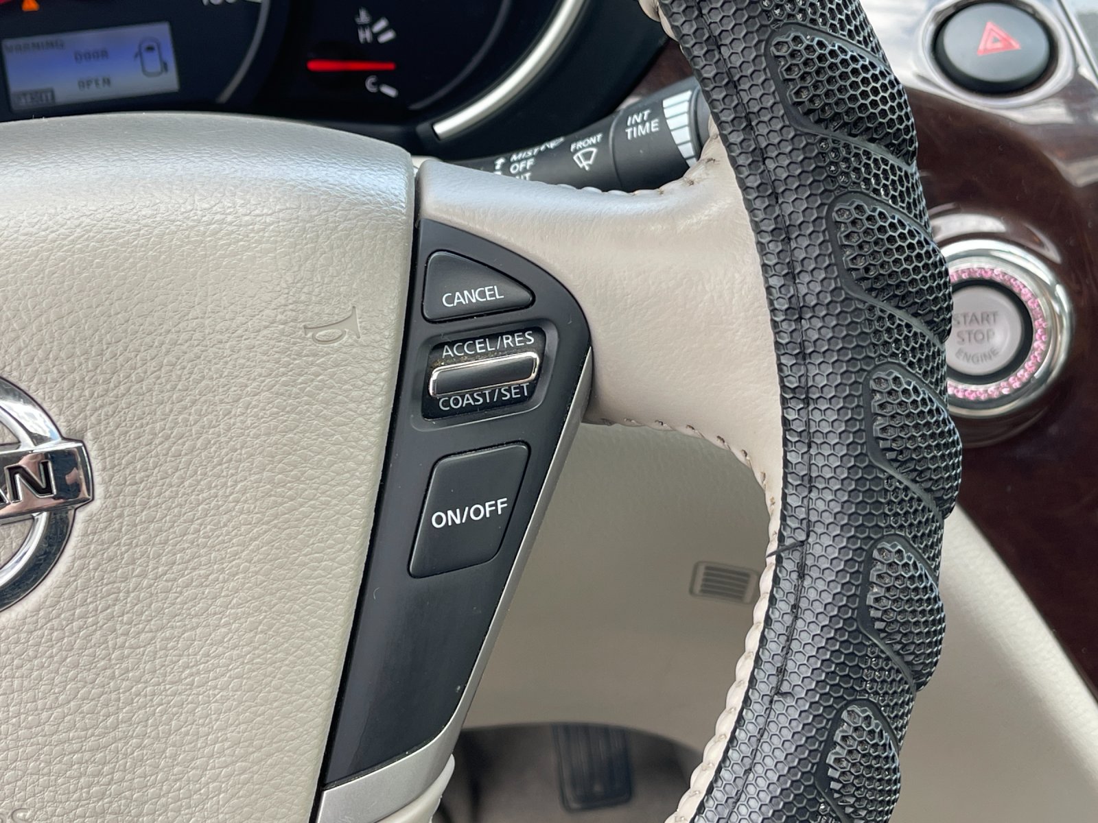 Used 2014 White Nissan 3.5 SL image 30