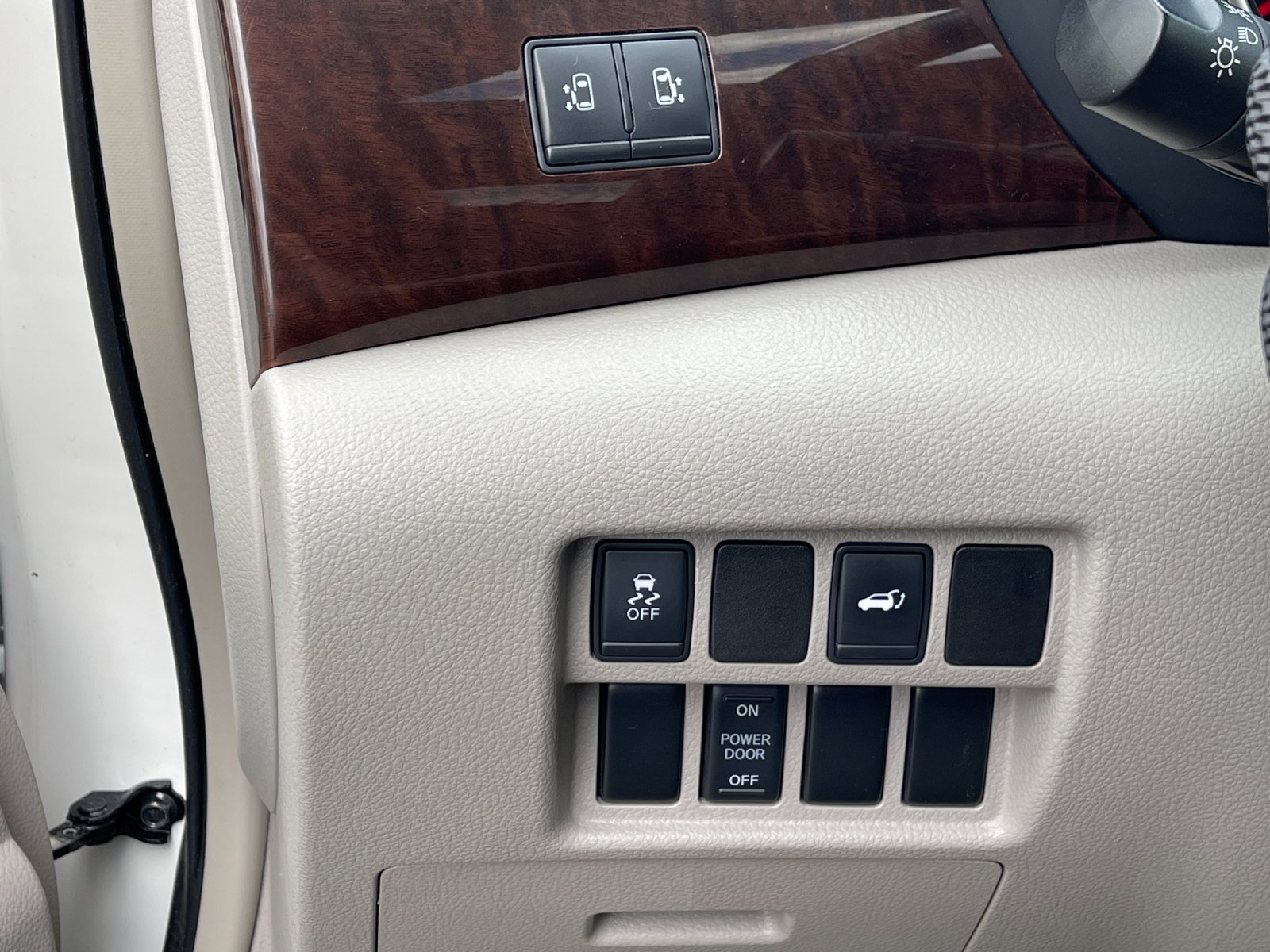 Used 2014 White Nissan 3.5 SL image 33