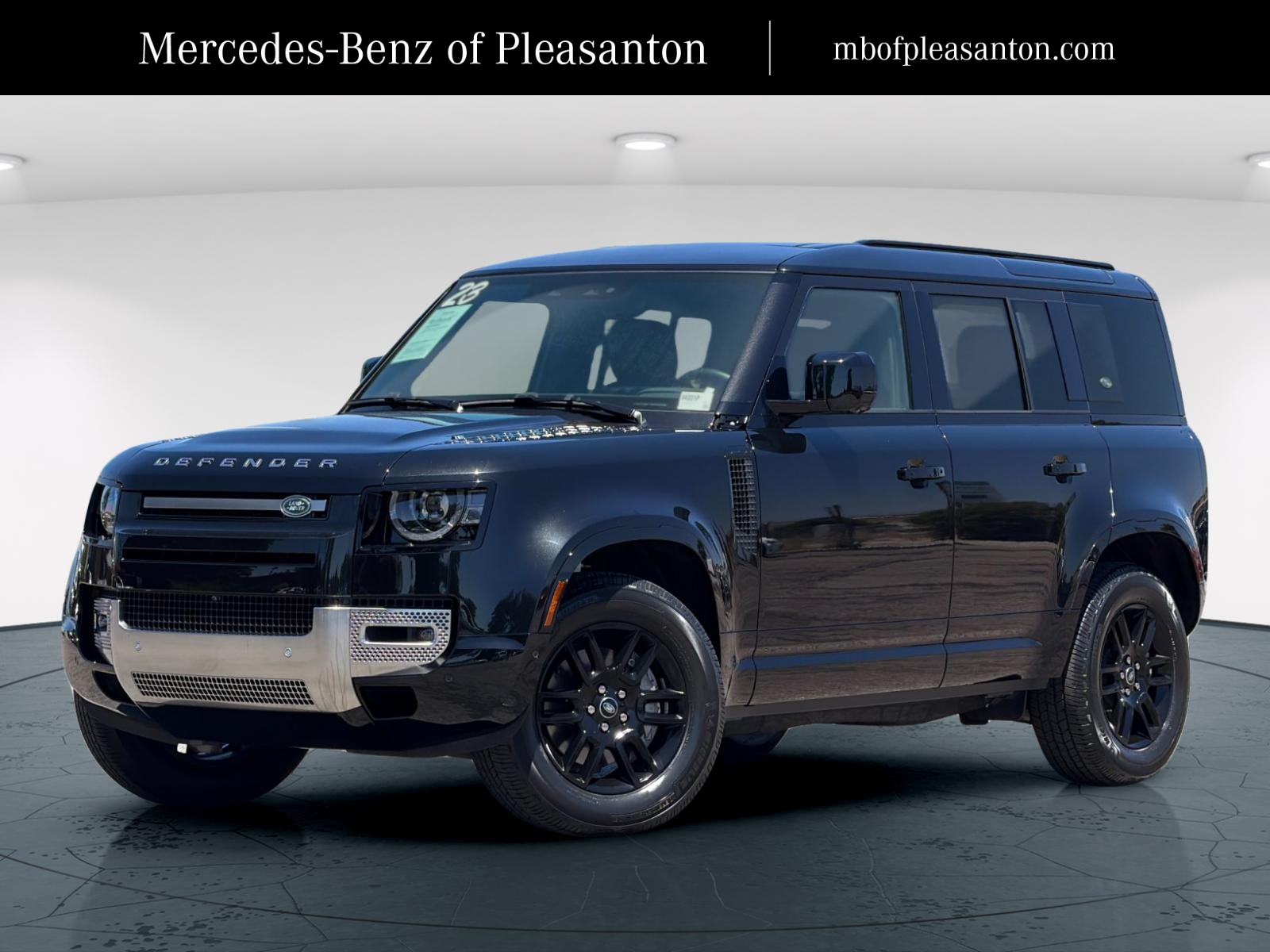2023 Land Rover Defender SE's photo