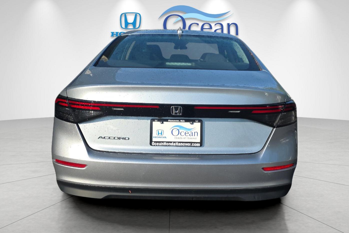 Used 2025 Solar Silver Metallic Honda LX image 4
