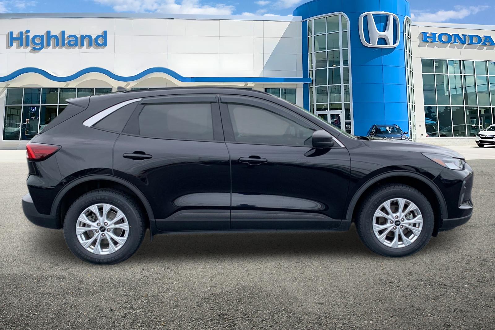 Used 2024 Black Metallic Ford Active image 6