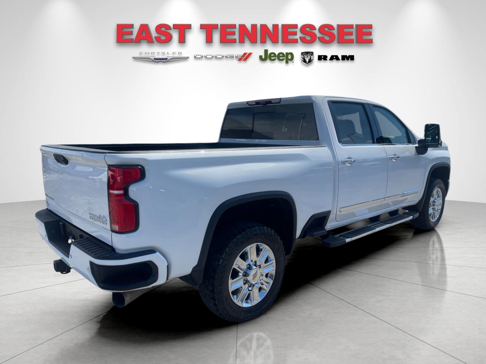 Used 2024 White Chevrolet High Country image 3