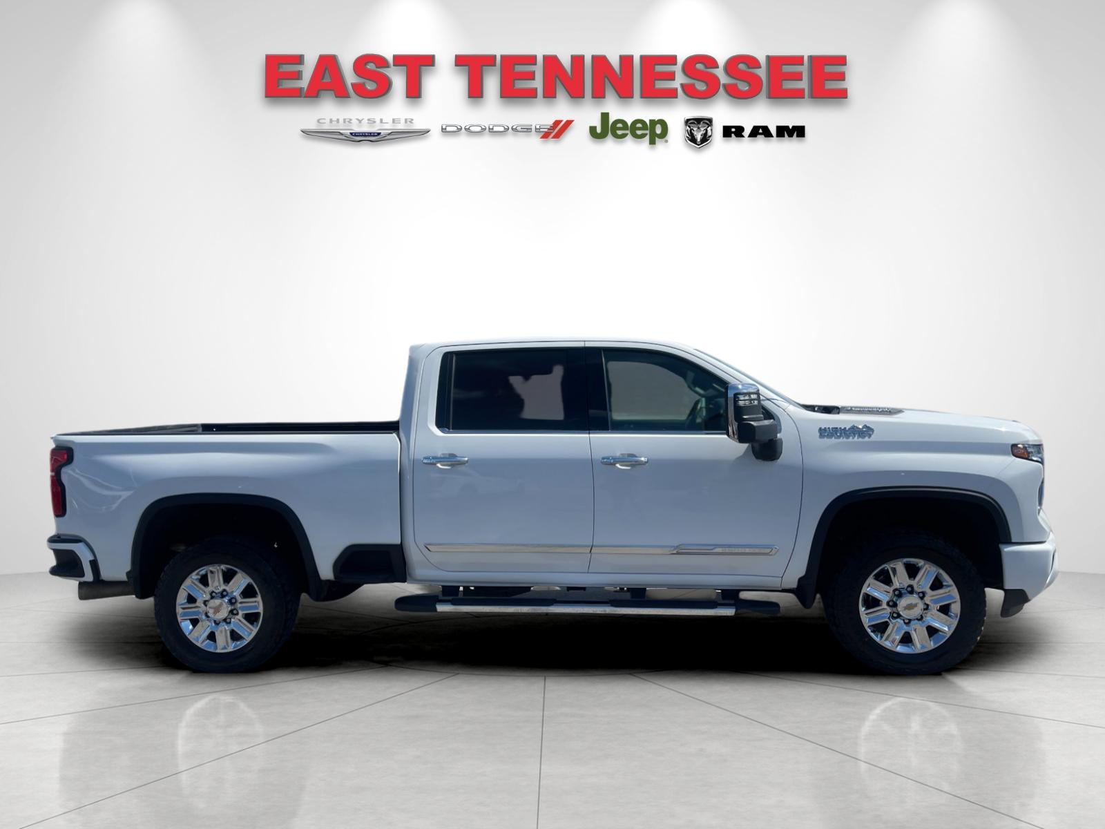Used 2024 White Chevrolet High Country image 2