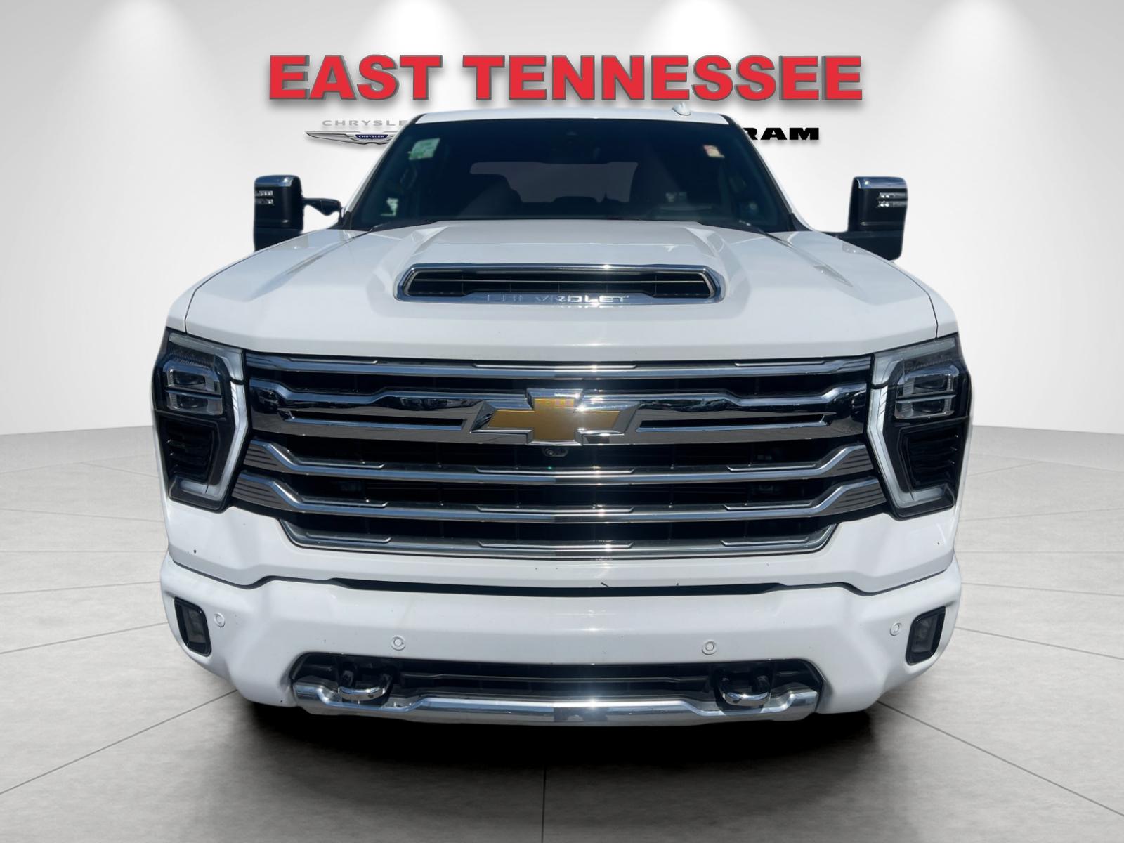 Used 2024 White Chevrolet High Country image 9