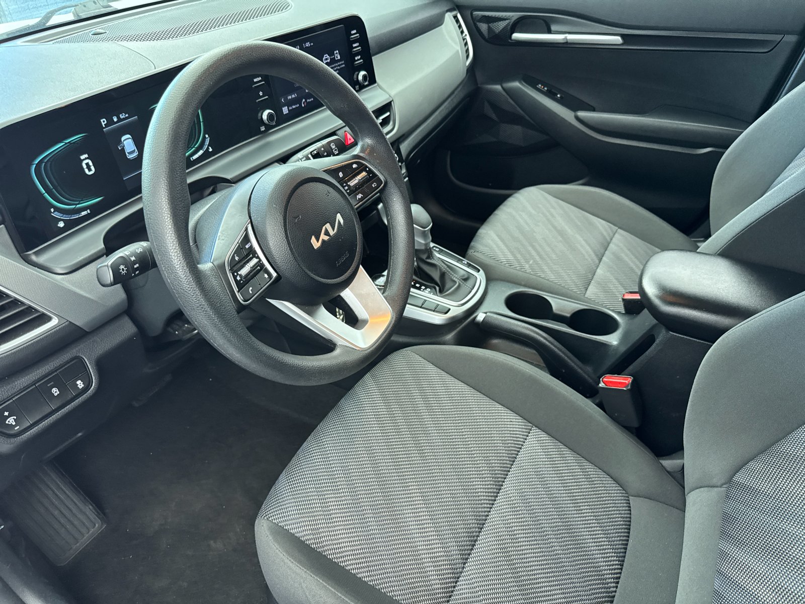 Used 2024 White Kia LX image 9