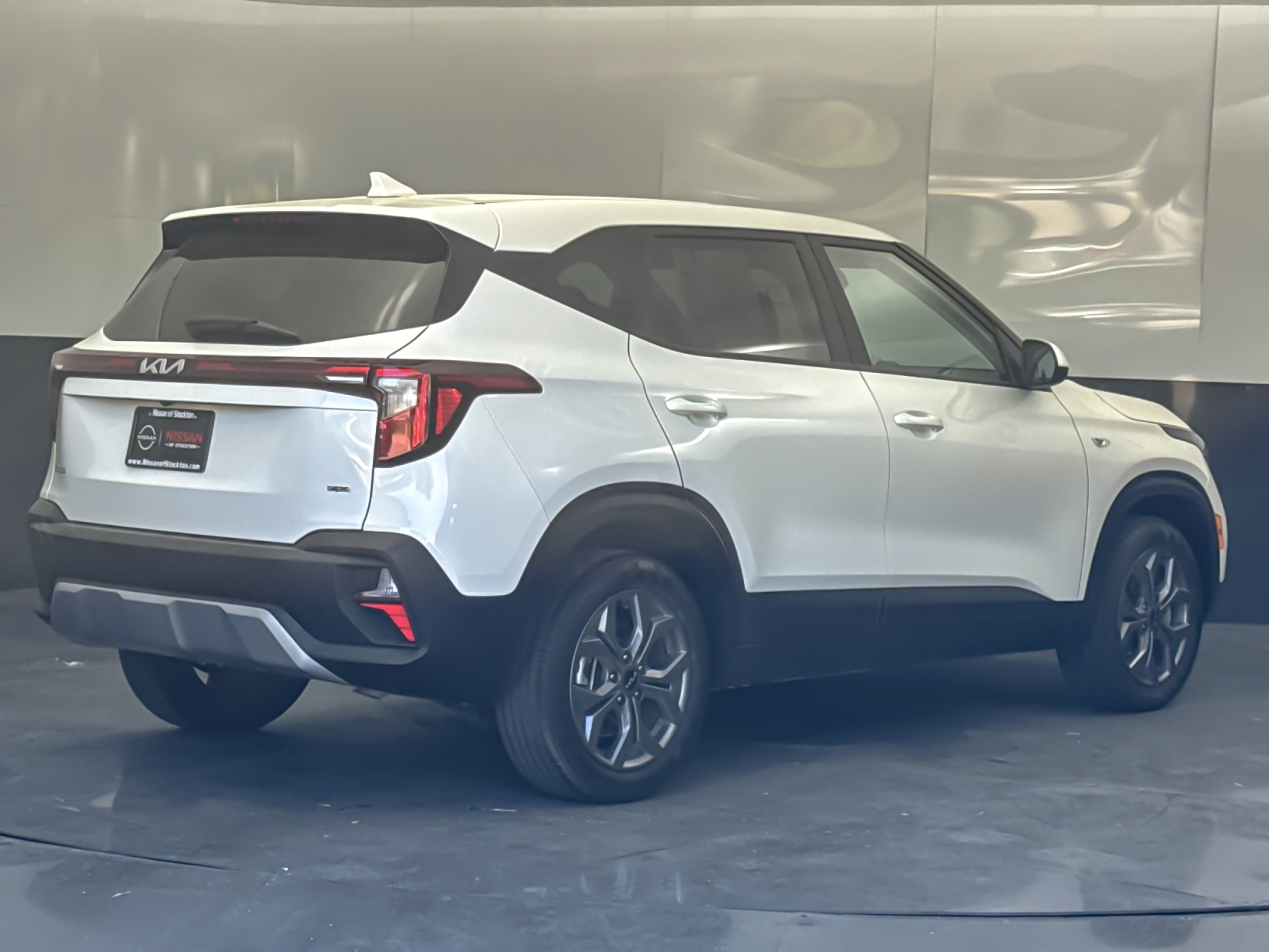 Used 2024 White Kia LX image 3