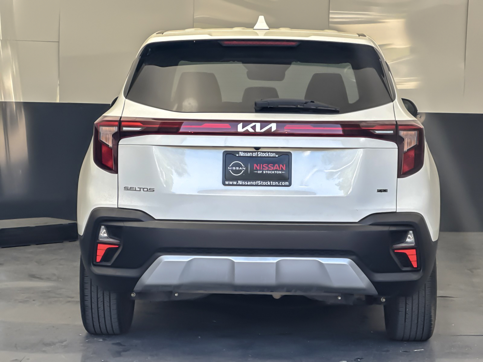 Used 2024 White Kia LX image 4