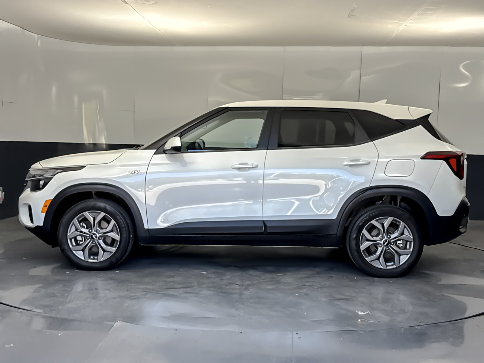 Used 2024 White Kia LX image 6