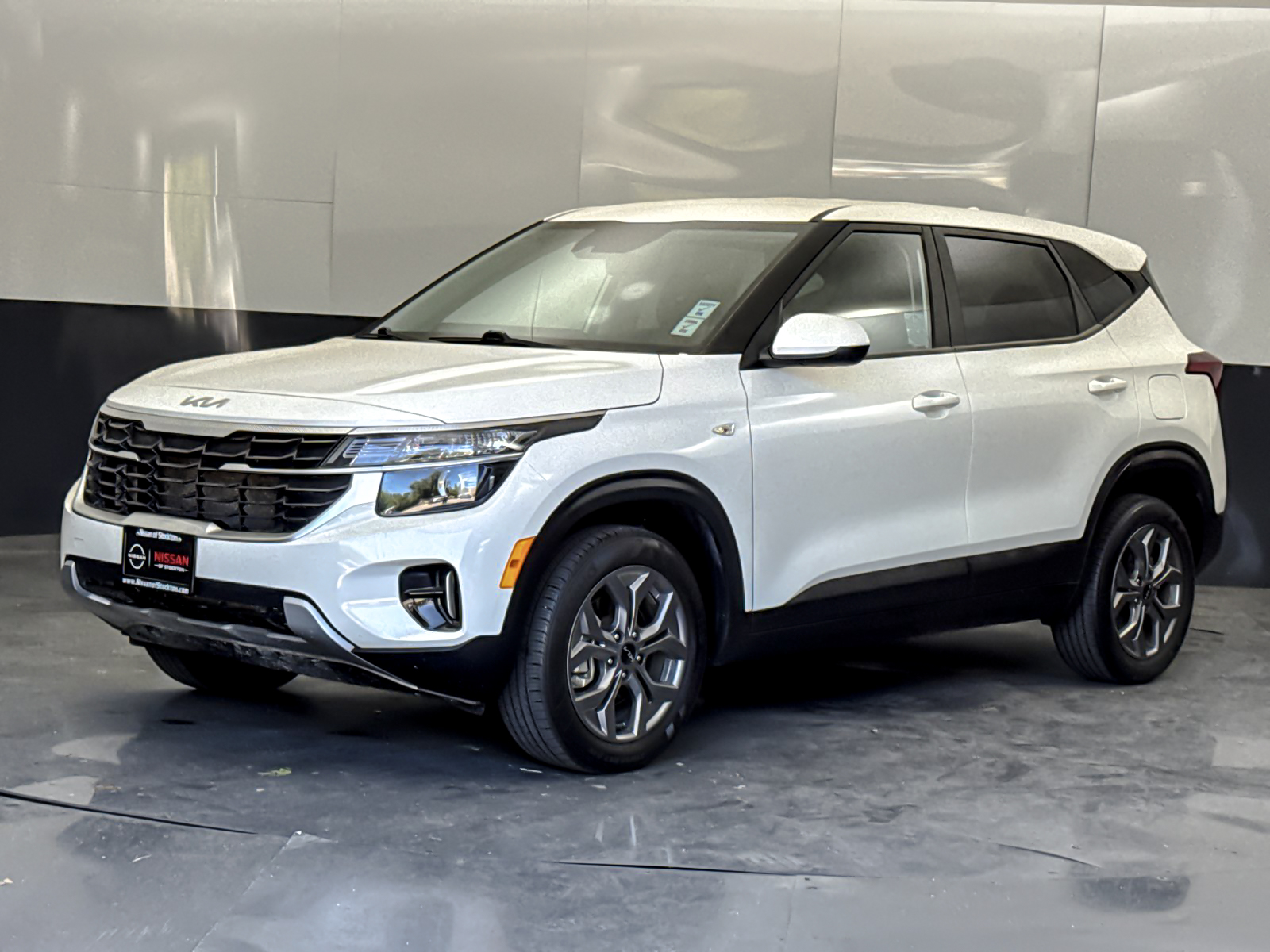 Used 2024 White Kia LX image 7