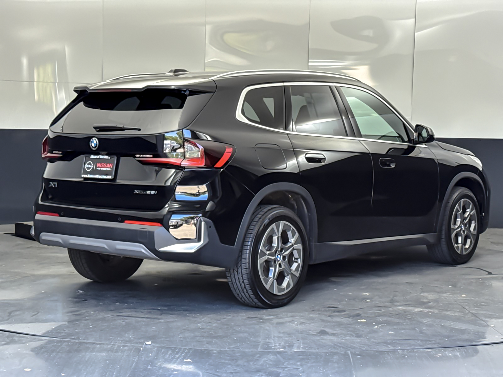 Used 2023 Black BMW xDrive28i image 3
