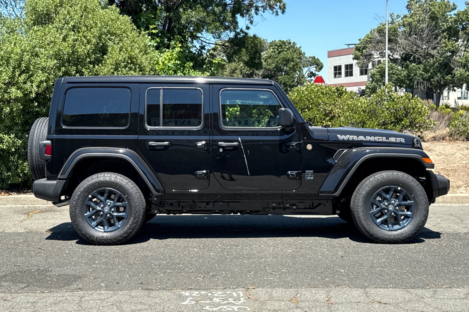 New 2026 Black Clear-Coat Exterior Paint Jeep 85th Anniversary Edition image 2