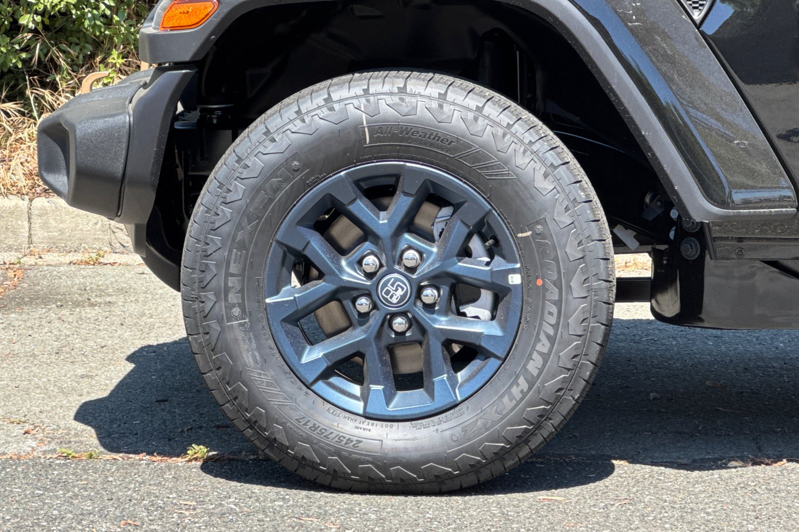 New 2026 Black Clear-Coat Exterior Paint Jeep 85th Anniversary Edition image 24