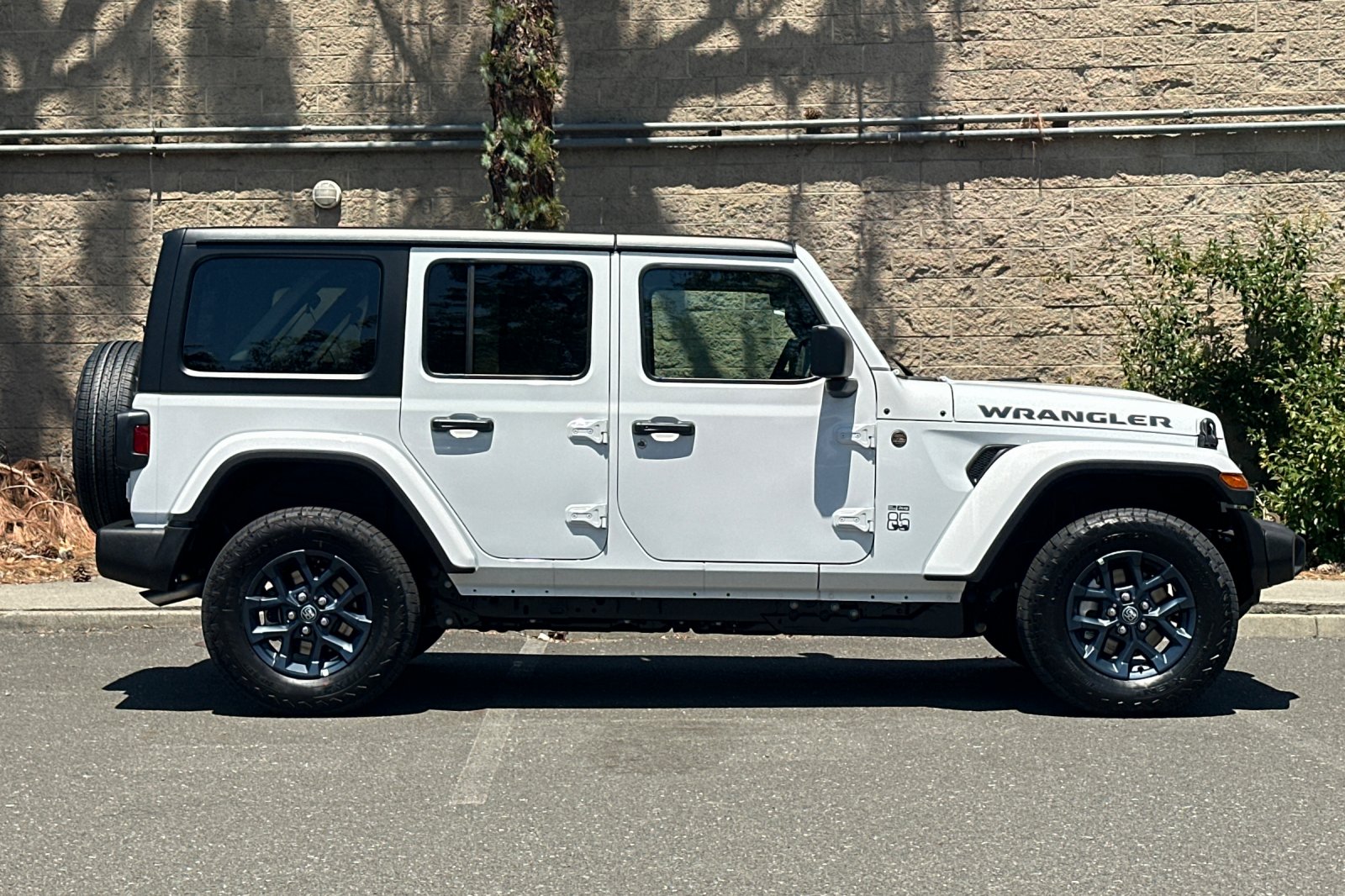 New 2026 Bright White Clear-Coat Exterior Paint Jeep 85th Anniversary Edition image 2