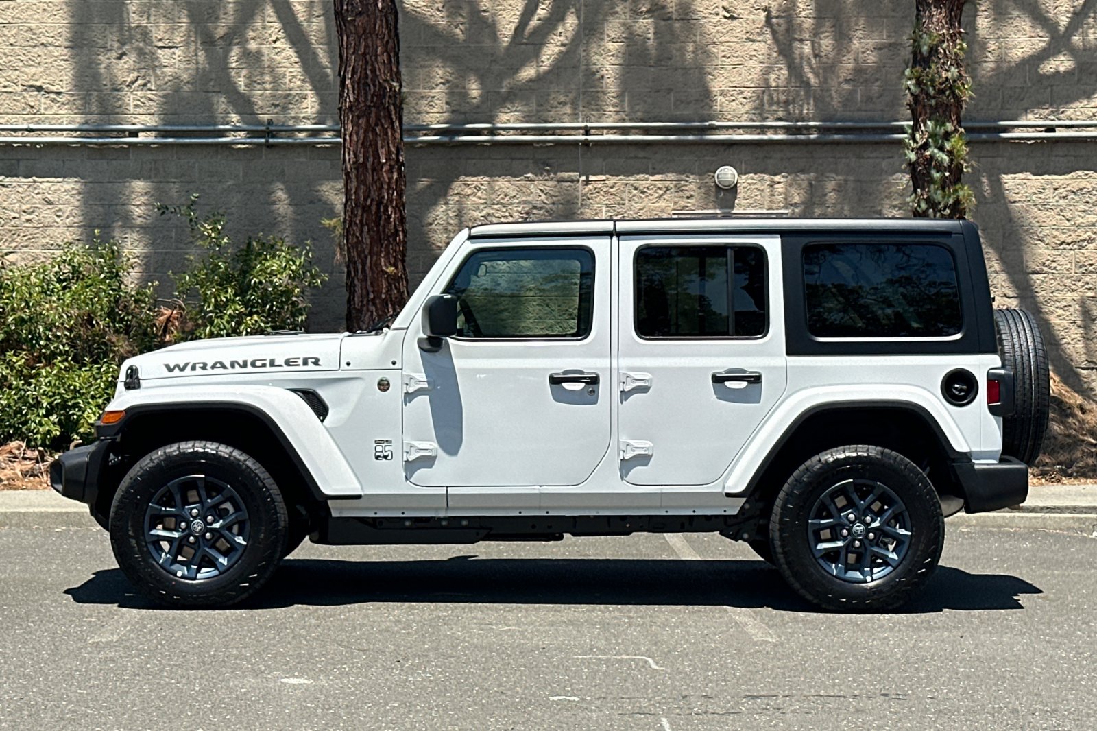 New 2026 Bright White Clear-Coat Exterior Paint Jeep 85th Anniversary Edition image 6