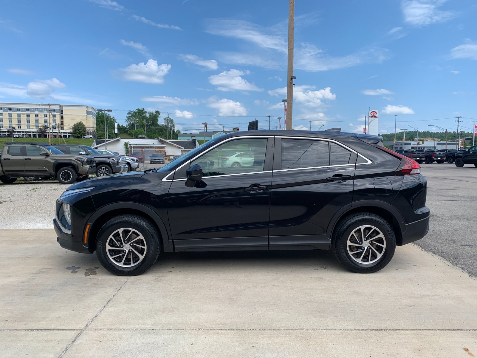 2023 Mitsubishi Eclipse Cross ES S-AWC's photo