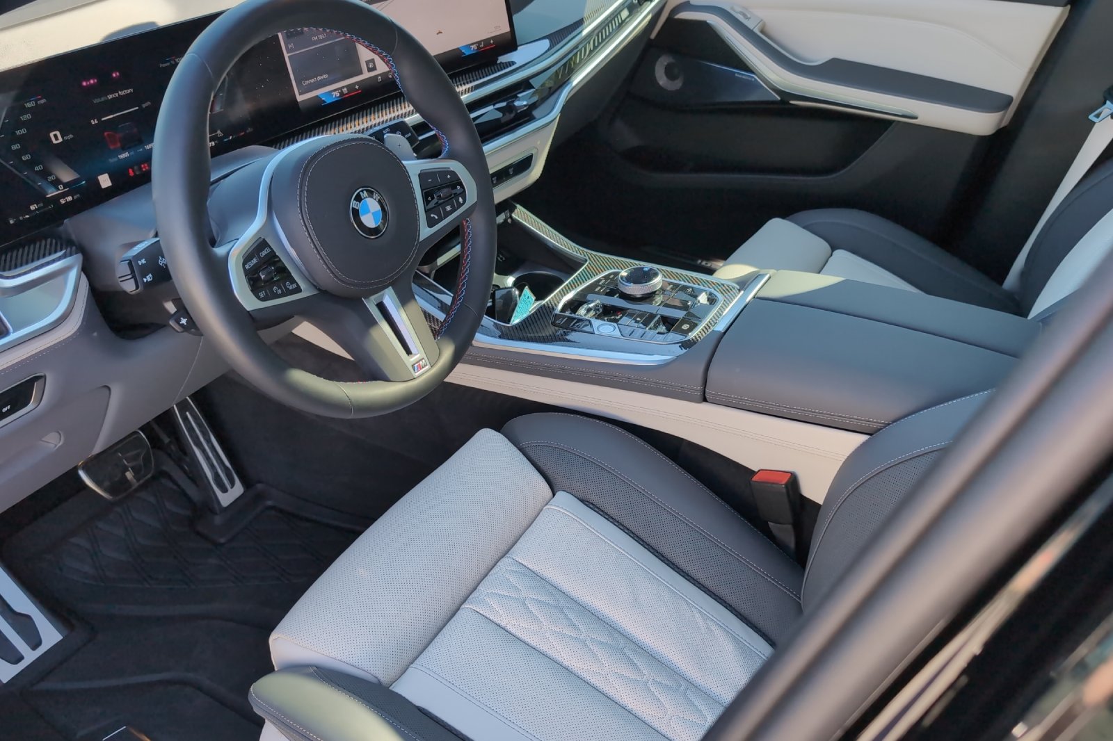 Used 2025 Black BMW M60i image 10