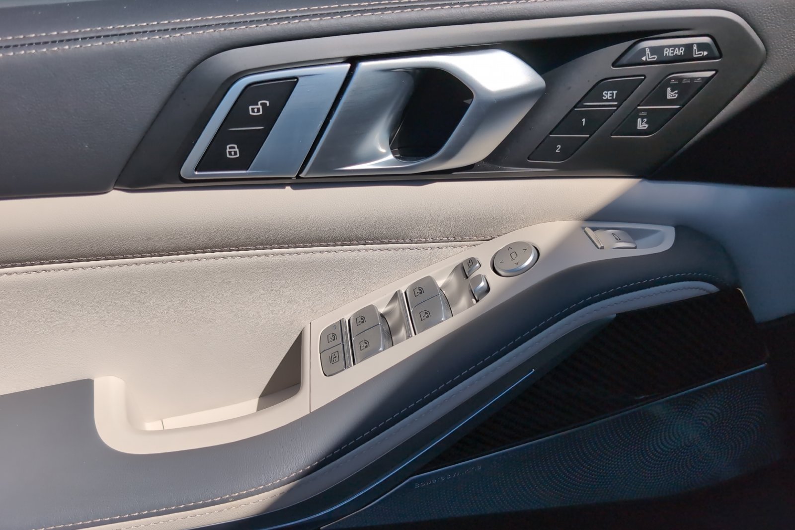 Used 2025 Black BMW M60i image 11
