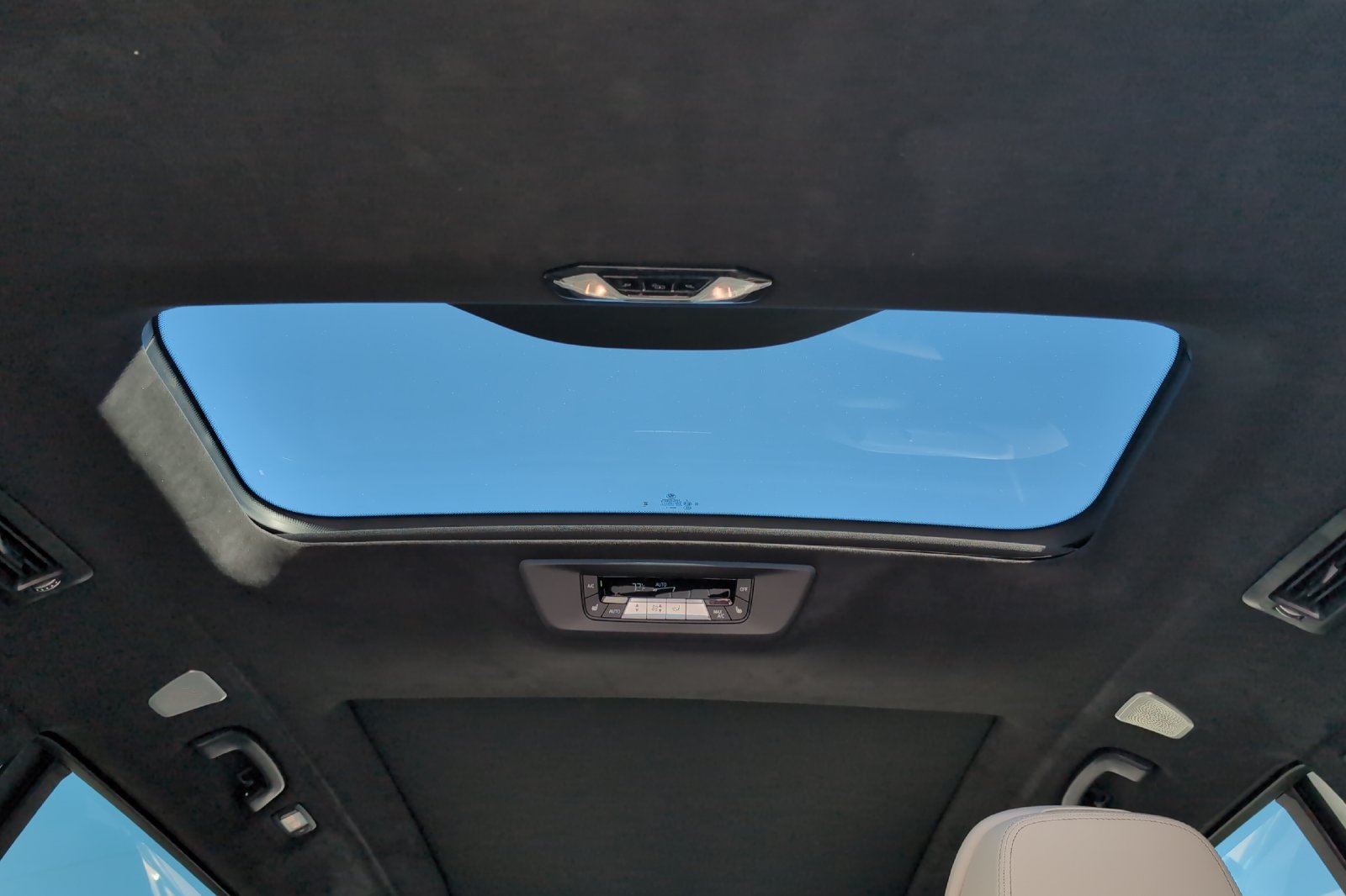 Used 2025 Black BMW M60i image 31