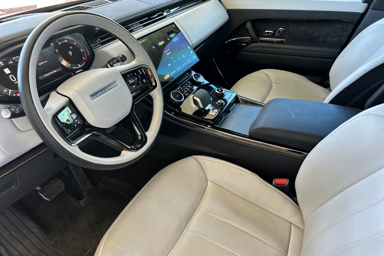 Used 2023  Land Rover First Edition image 11