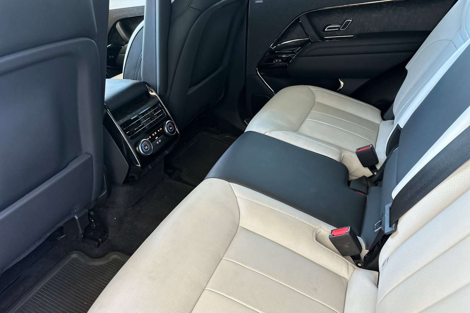 Used 2023  Land Rover First Edition image 14