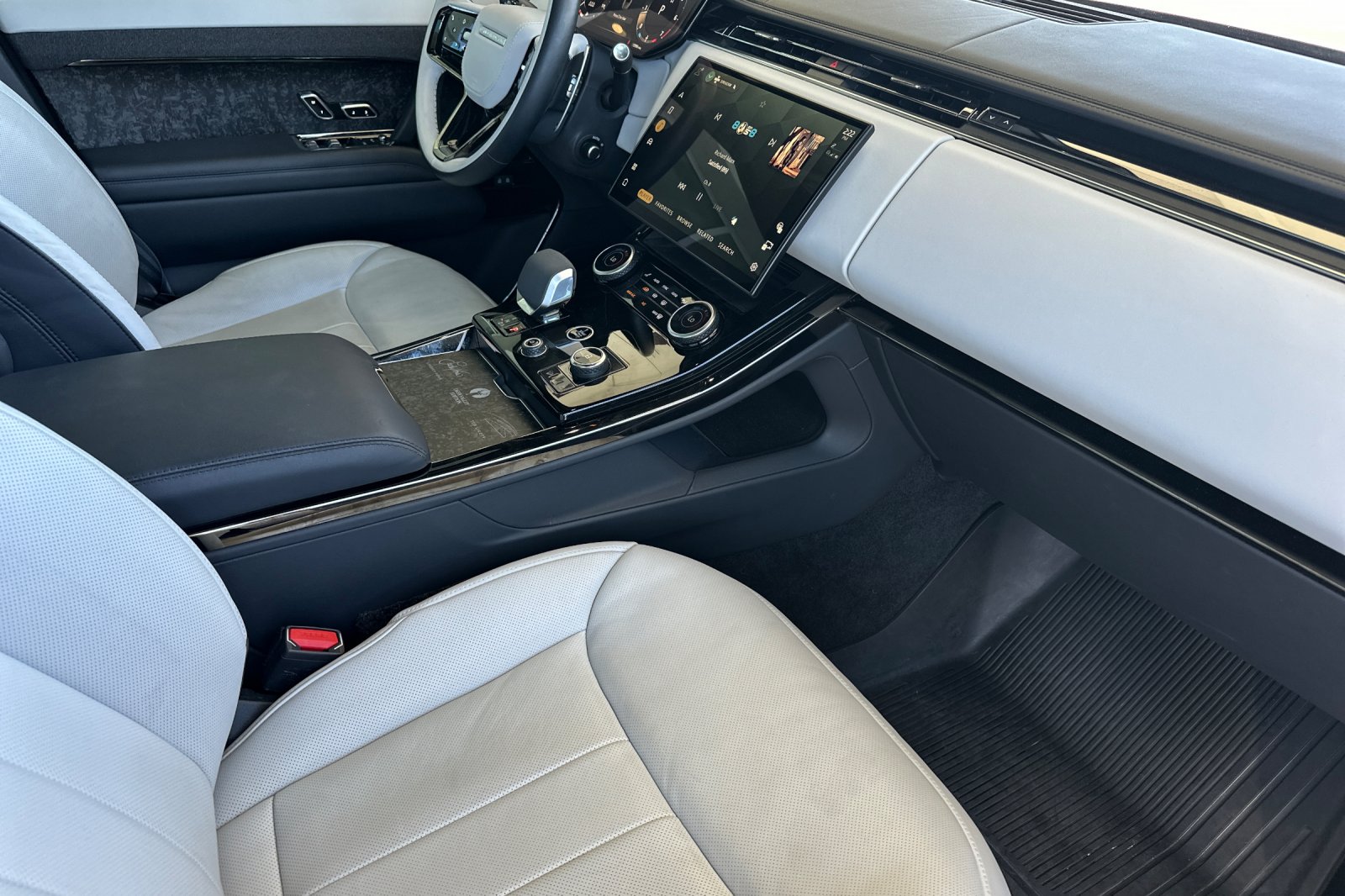Used 2023  Land Rover First Edition image 19