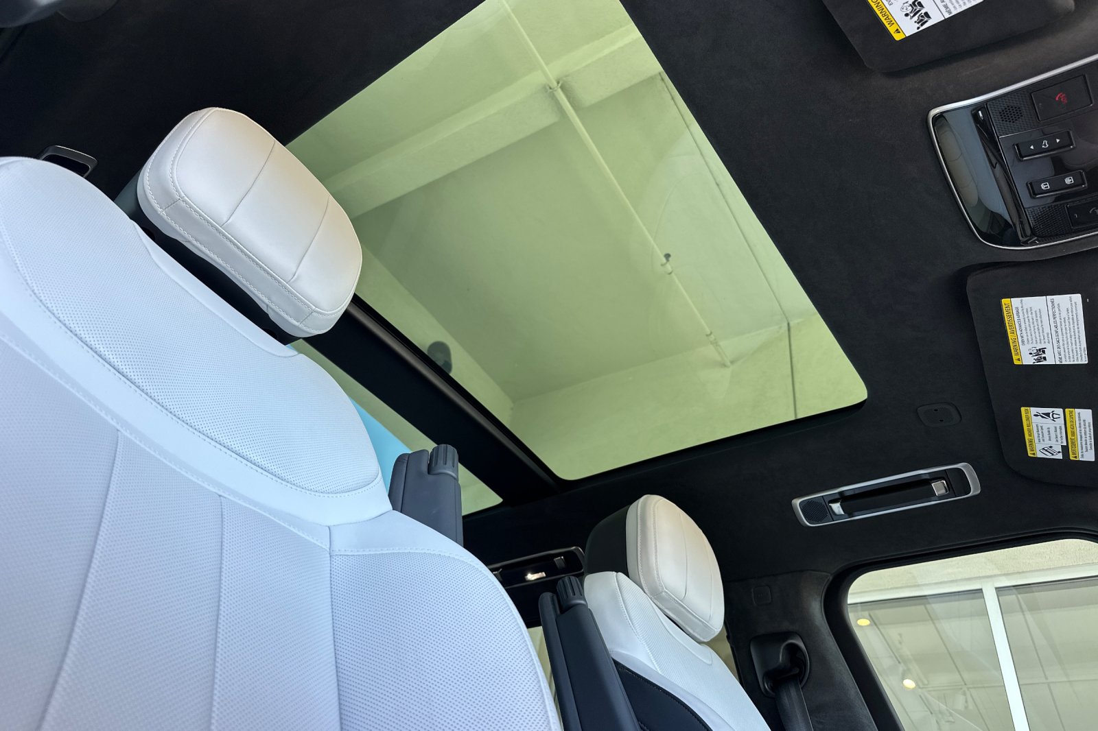 Used 2023  Land Rover First Edition image 20
