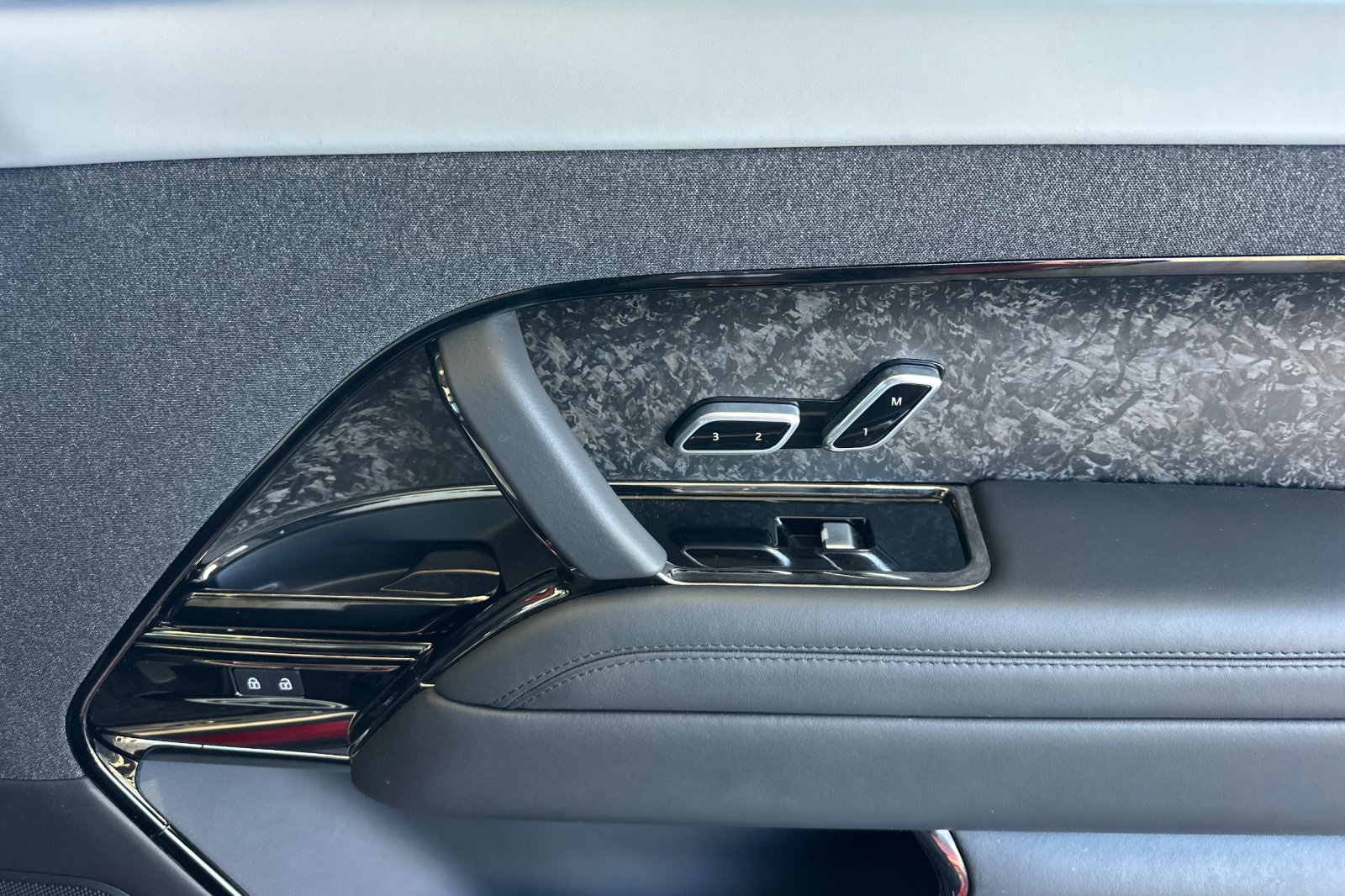 Used 2023  Land Rover First Edition image 21