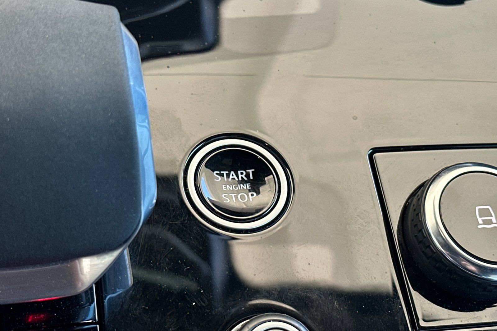 Used 2023  Land Rover First Edition image 27