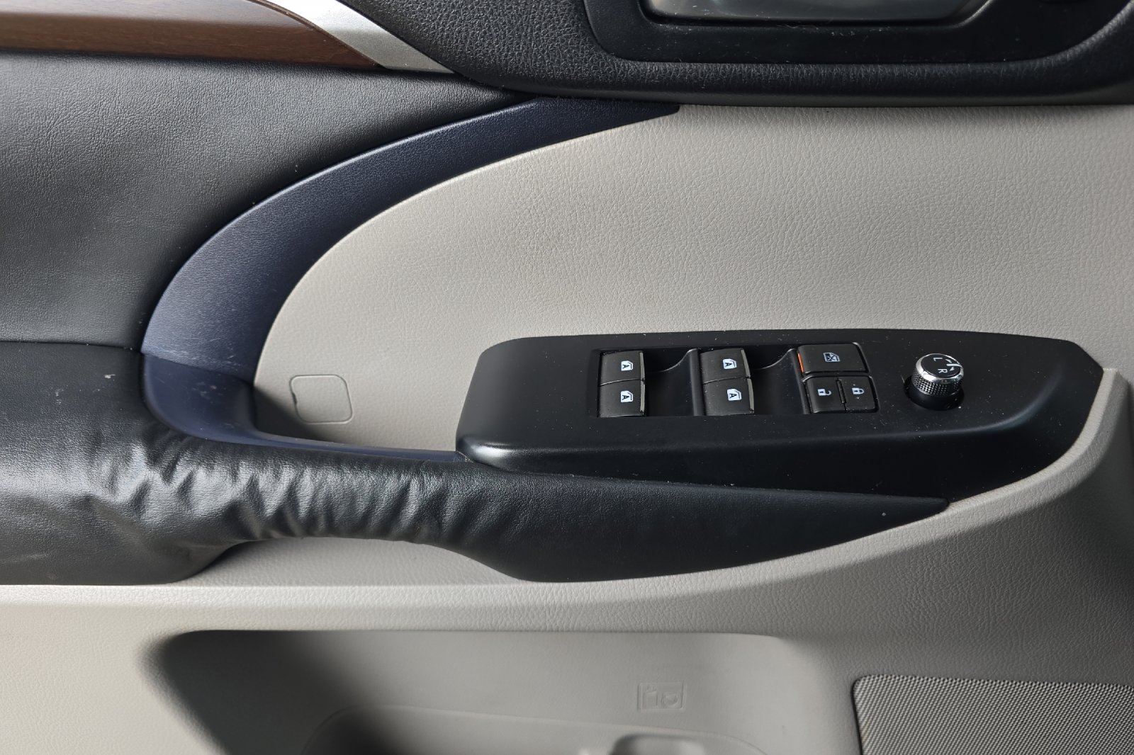 Used 2014 Silver Toyota Limited image 8