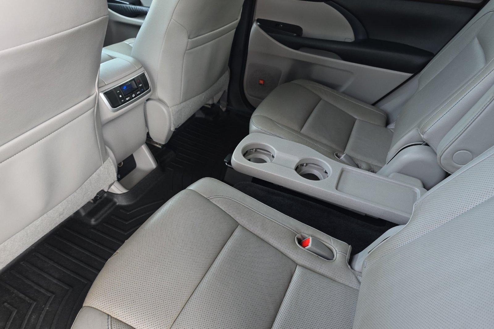 Used 2014 Silver Toyota Limited image 9