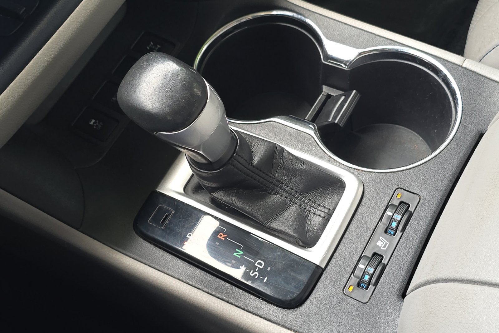 Used 2014 Silver Toyota Limited image 20