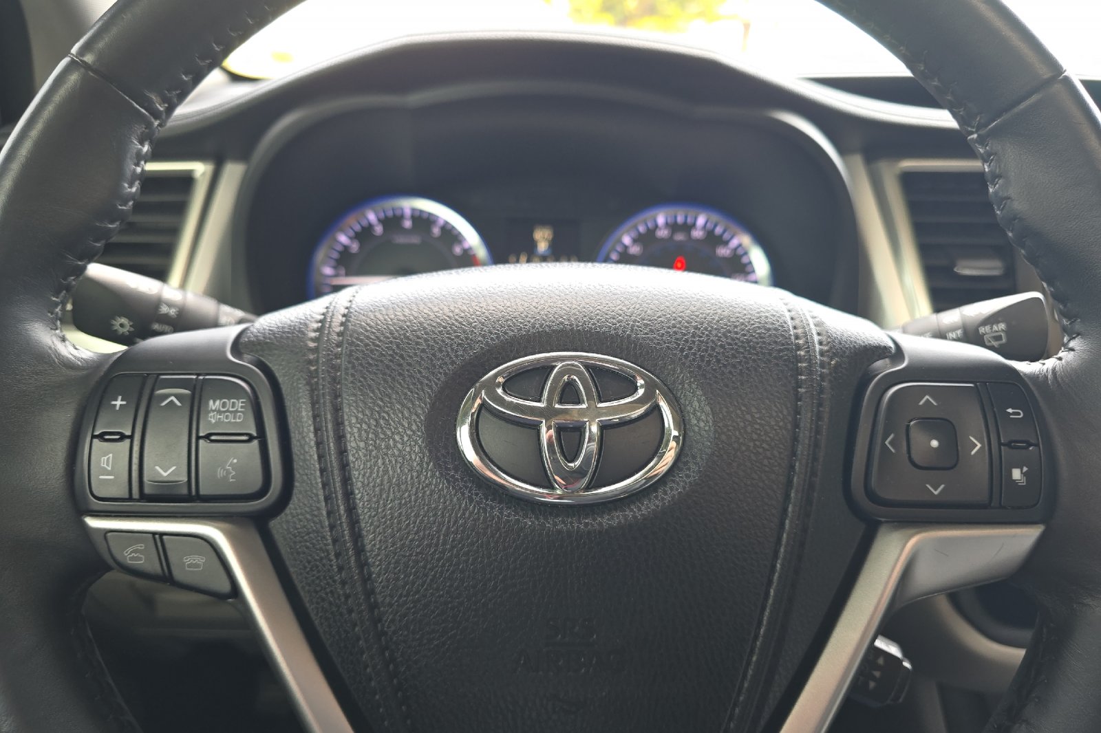 Used 2014 Silver Toyota Limited image 22