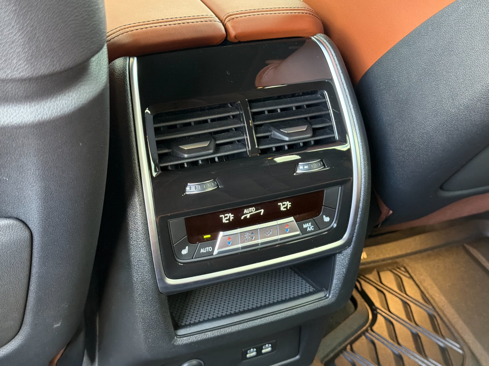 Used 2025 White Metallic BMW M60i 4D Sport Utility image 16