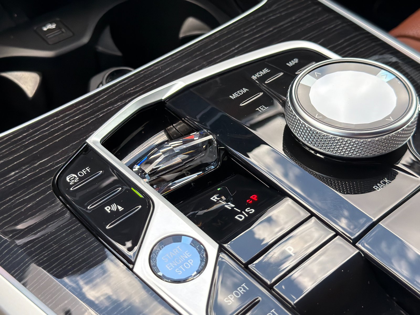 Used 2025 White Metallic BMW M60i 4D Sport Utility image 27
